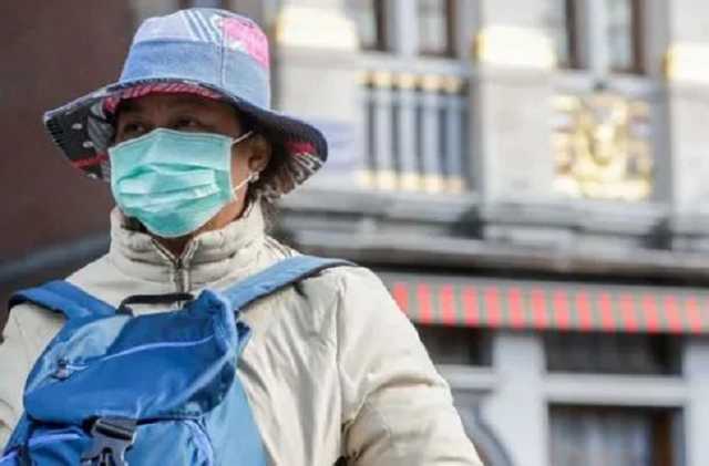 Дольше, чем грипп: сколько коронавирус "живет" на коже человека