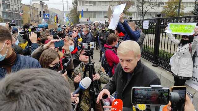 Антикоррупционер Шабунин объявил, что к дому главы Конституционного суда приедет Автомайдан
