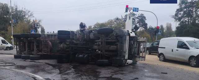 В Киеве на площади Шевченко перевернулась фура