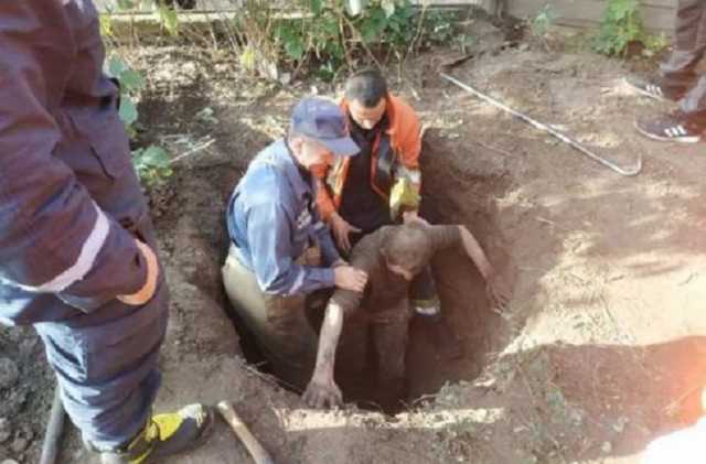 Ты что, застрял?! На Житомирщине спасателям пришлось вытаскивать мужчину из колодца
