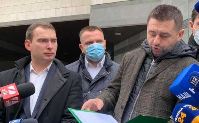 Депутаты принесли судьям КСУ обращение о добровольной отставке