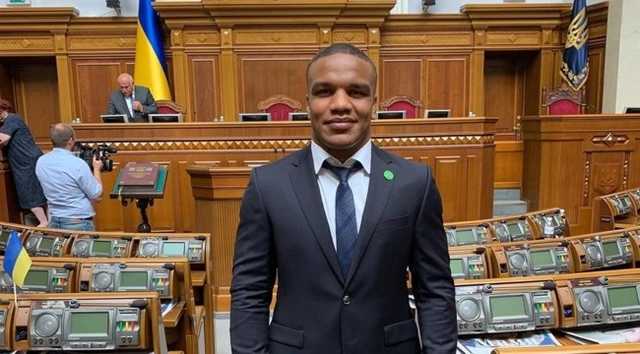 Жан Беленюк попытался незаметно посмотреть кино на заседании Рады