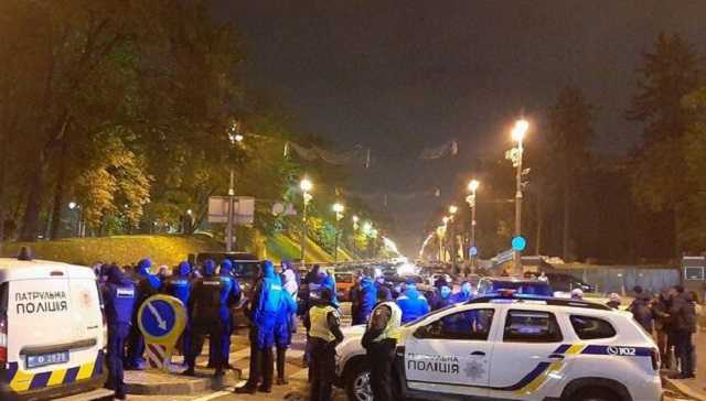 У Кабмина полиция заблокировала евробляхеров, которые перекрыли улицу Грушевского
