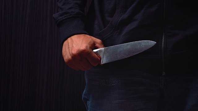 Стікала кров’ю і просила врятувати: поліцейський під відділком знайшов поранену жінку