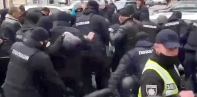 В Киеве произошли столкновения между активистами Авто Евро Силы и полицией