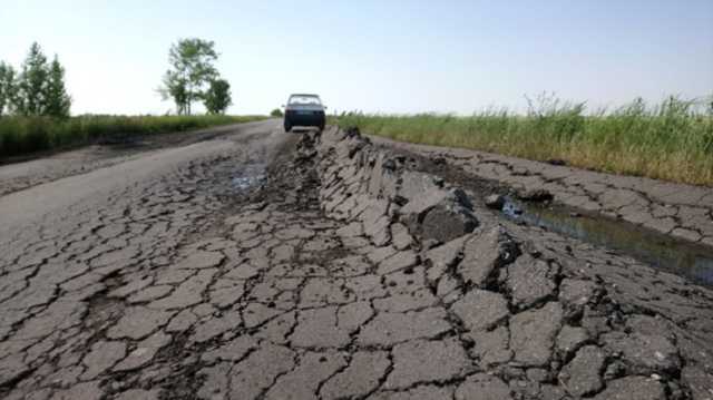 Между Харьковской и Днепропетровской областями засняли границу новой и "убитой" дороги
