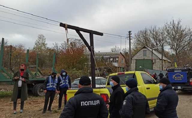 Активисты привезли к дому главы КС виселицу