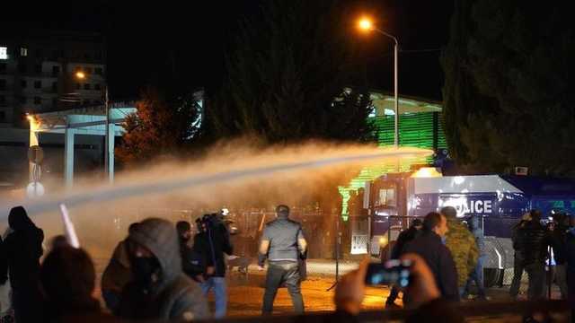 У Тбілісі водометами розганяють протестувальників, які вимагають нових парламентських виборів