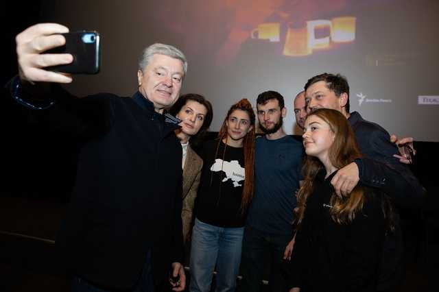 Передсмертний стан тещі не втримав Порошенка від політичного піару