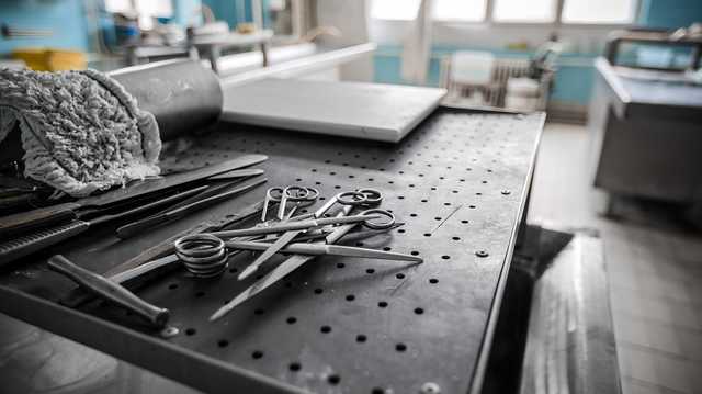 В Бердянске сотрудник морга ограбил покойную. Его поймали у ломбарда