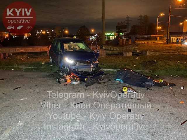 В Киеве автомобиль насмерть сбил сотрудницу полиции на тротуаре