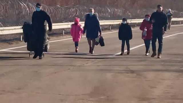 «Люди идут пешком 3 километра»: в ТКГ возмущены действиями боевиков на КПВВ Донбасса