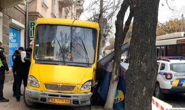 У центрі Кропивницького некерована маршрутка вилетіла на тротуар та знесла білборд