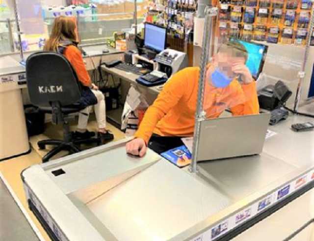 SMM-щика Эпицентра разжаловали в кассиры за вчерашнюю "шутку": "Они всех за идиотов держат?"