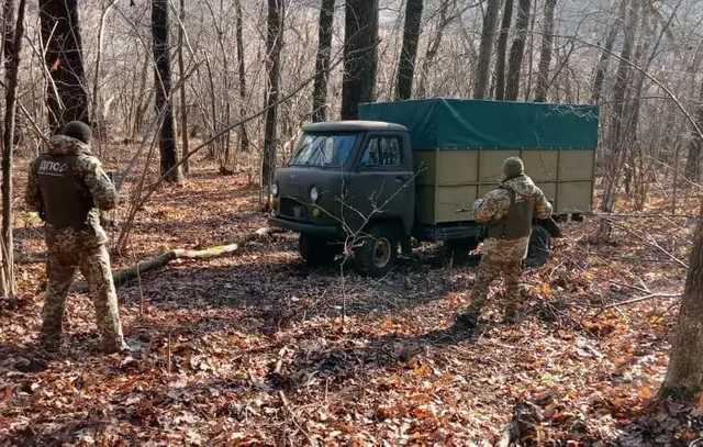 Через российско-украинскую границу прорывался грузовик с красной икрой и застрял