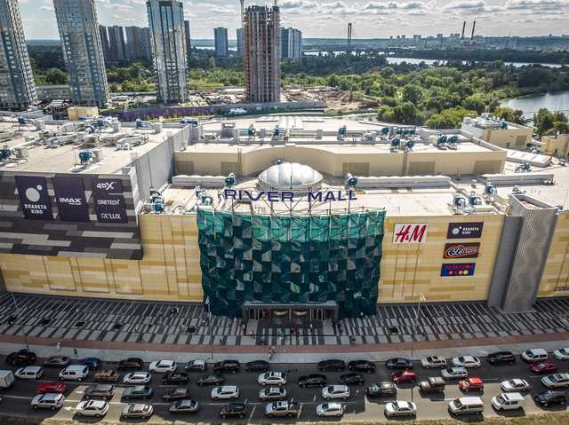 Появились фото работающих магазинов и заведений в закрытом на карантин ТРЦ River Mall