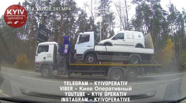 Это просто "огонь": под Киевом заметили эвакуатор с необычным грузом