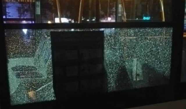 В Днепре женщина с «кравчучкой» разбила кирпичами несколько машин и троллейбус