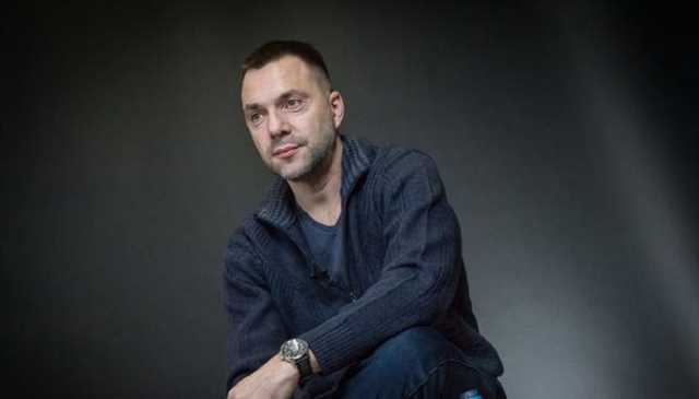 Пытаются давить на Зеленского: Арестович пояснил "зраду" с "миротворцами" РФ на Донбассе