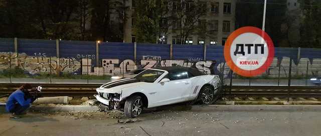 В Киеве из-за ДТП остановили скоростной трамвай: пассажиры показали переполненные автобусы