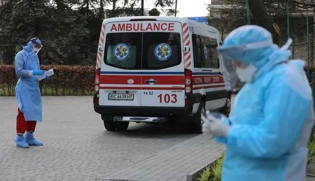 Украинским врачам повысят зарплаты с 1 ноября: кому и на сколько