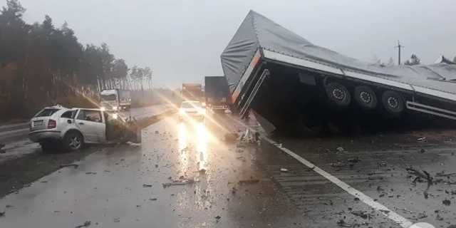 На трассе Киев-Чоп авто влетело в фуру: трое погибших