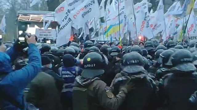 Полицейские призвали ФЛП прекратить штурм Рады: угрожают наказанием