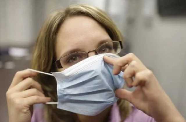 Женщина-продавец придумала, как носить маску долго и не уставать от нее