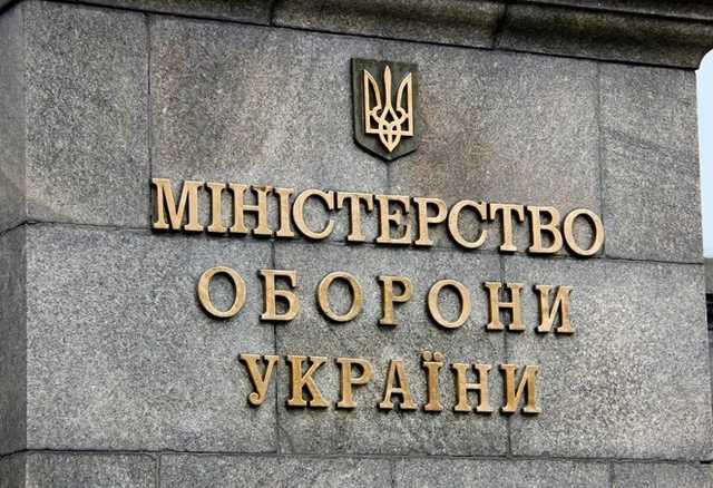 Блогер обвинил топ-чиновника Минобороны в "махинациях" с должностью и премиями