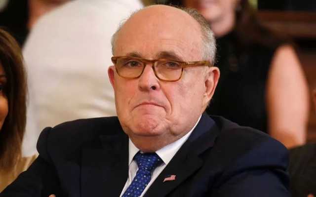 Адвокат Трампа оконфузился с краской для волос на пресс-конференции по выборам