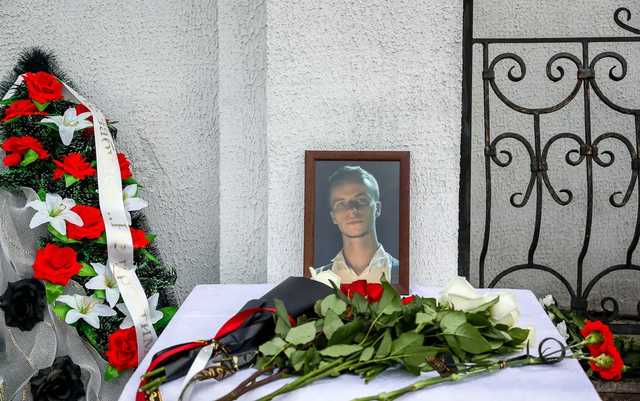 В Минске тысячи людей пришли проститься с убитым Романом Бондаренко