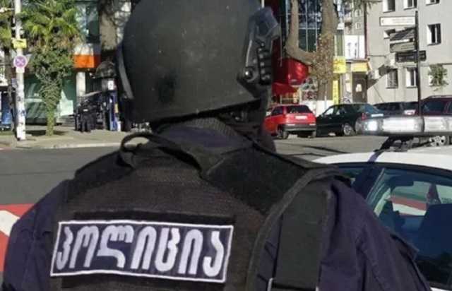 Мужчина с гранатой, захвативший заложников в Тбилиси, озвучил требования