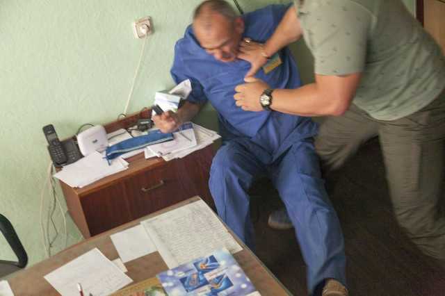 На Житомирщині чоловік побив лікаря та медсестру