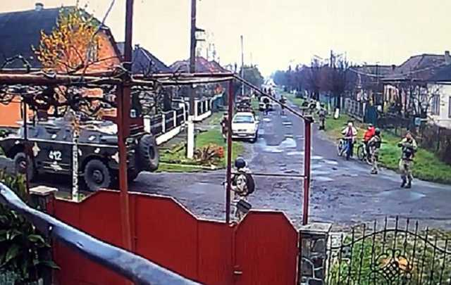 Людей ніхто не попередив: жителів села на Закарпатті налякала колона бронетехніки