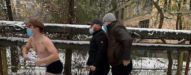 В Днепре рядом с избирательным участком задержали "фальсификатора" в трусах