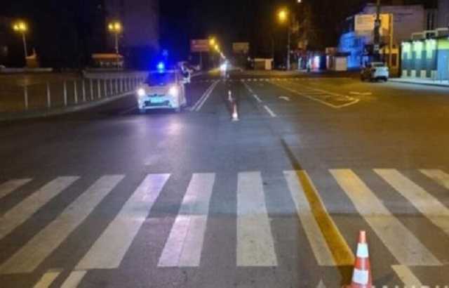 В Киеве водитель такси сбил пешехода: в Сети появилось видео инцидента