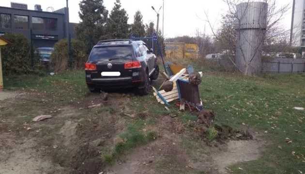 Во Львове пьяный полицейский разбил три авто и снес детскую площадку