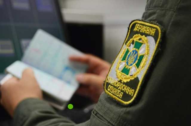 Мужчина пытался вывезти за границу 14-летнюю дочь по фальшивым документам