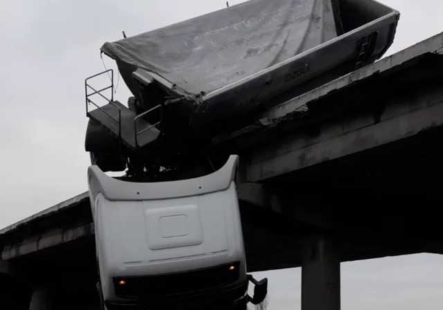Под Мариуполем фура чудом зависла на мосту
