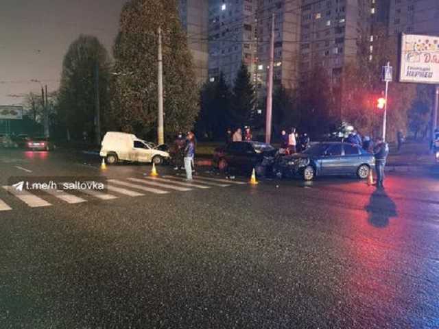 Пять автомобилей разбились на перекрестке в Харькове