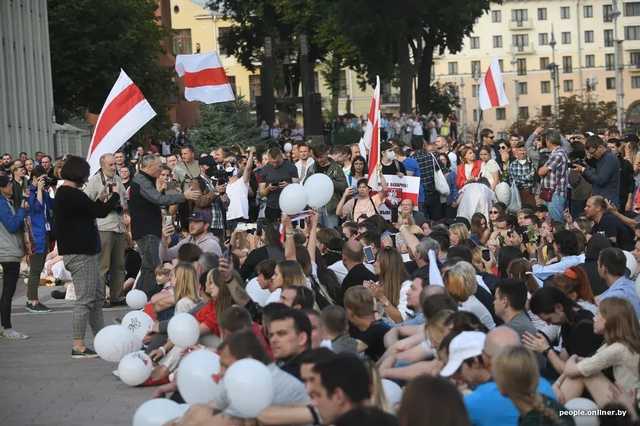 В Беларуси встревожились охлаждением любви населения к России и предложили провести опрос