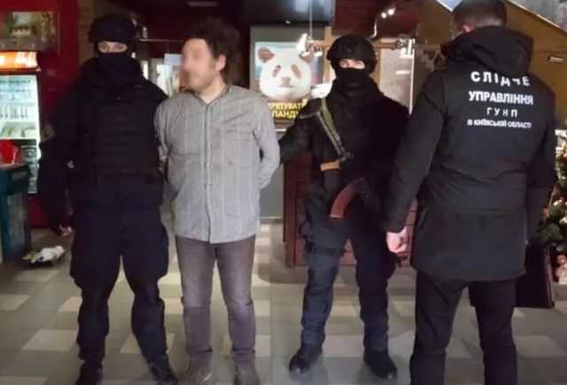 Появилось видео задержания украинского фотографа, подозреваемого в развращении малолетних