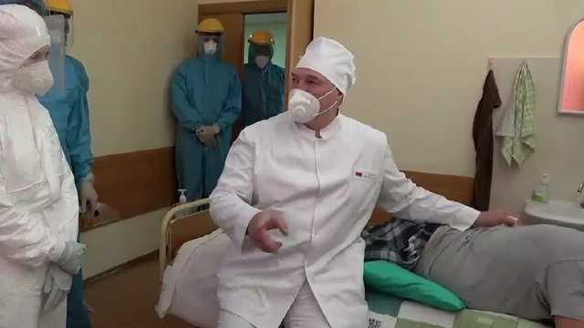 Лукашенко впервые появился на публике в респираторе и пошутил о забастовке