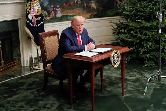 Трамп дал пресс-конференцию за «детским столиком» и стал мемом