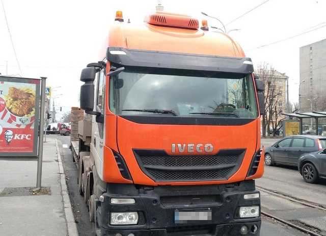 У Харкові вантажівка на смерть збила жінку