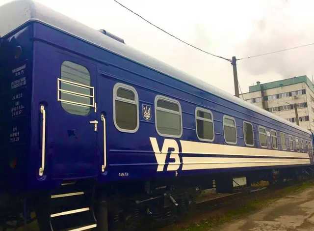 «Укрзализныця» меняет цвет пассажирских вагонов