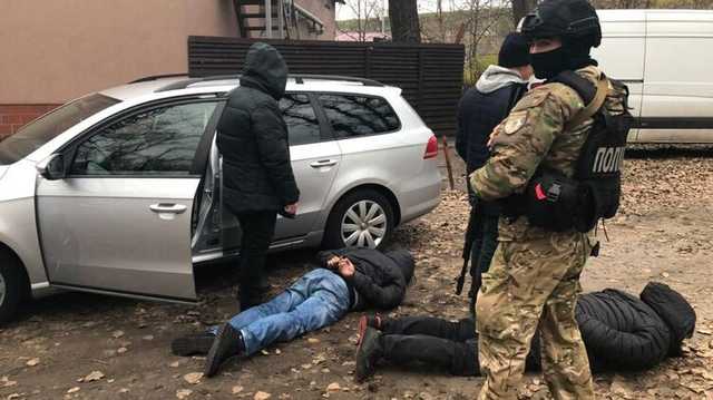 Под Киевом двое иностранцев подожгли автомобиль ресторатора