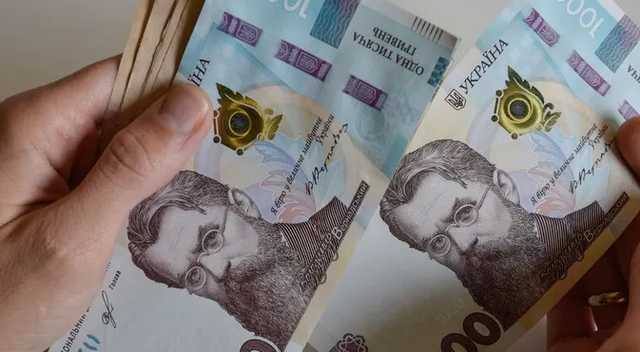 Повышение зарплат для украинцев отменили: сколько будем получать в 2021 году