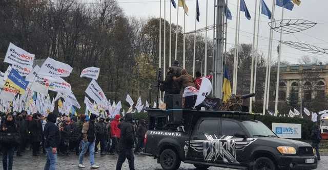 Предприниматели пошли маршем по центру Киева: Крещатик перекрыт