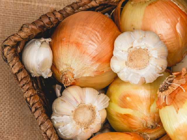 Данилов уверен, что не заболел коронавирусом, потому что ест чеснок